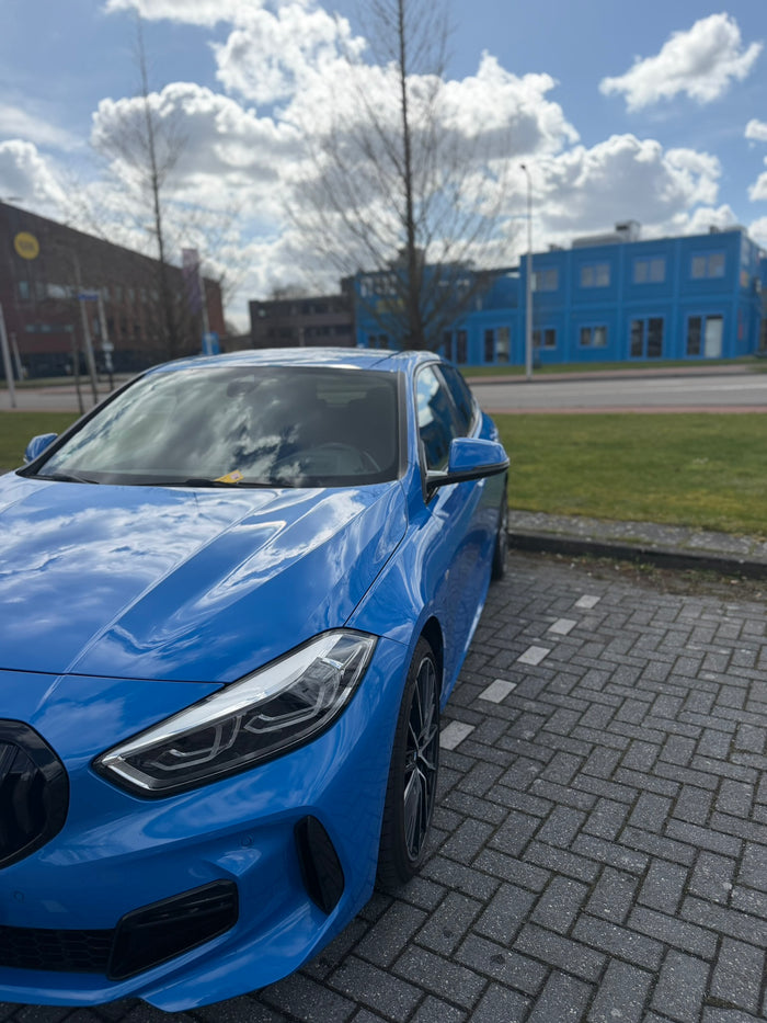 Foutgeparkeerde auto met VakVrees-kaartje