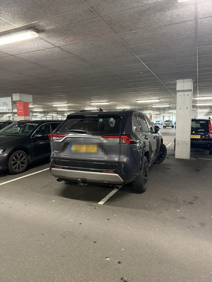 Foutgeparkeerde auto met VakVrees-kaartje