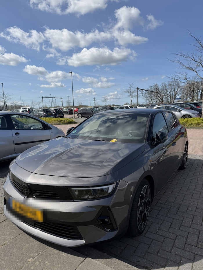 Foutgeparkeerde auto met VakVrees-kaartje